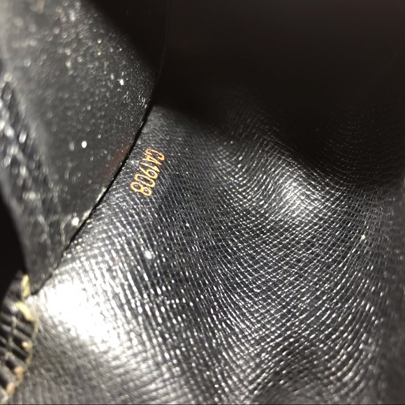 Louis Vuitton Black Epi Leather 6 Key Holder - Picture 3 of 3